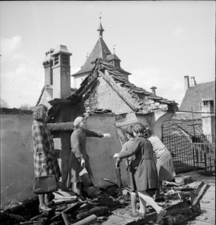 WW 2: bomb airdrop, dropping; looking for belongings, Schaffhausen 1944.