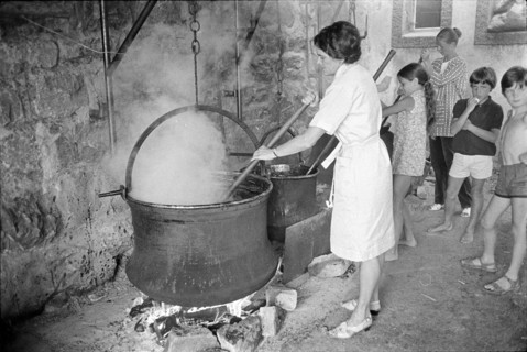Kirschmueset in Wimmis 1970; Woman cooking.