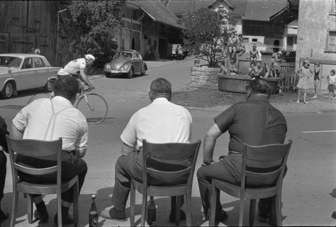 Tour de Suisse 1967: Spectators waiting for action.