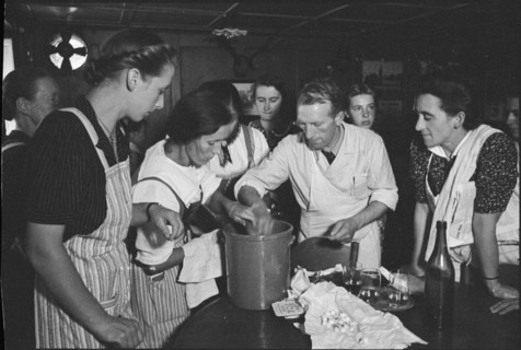 Supply inventory; course on how to prepare tinned food; 1942.