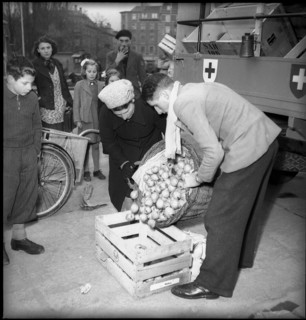 WW 2: Zurich workers donate for war victims in Lyon (France), 1944.