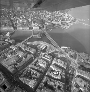 Geneva, Ile Rousseau, Montblanc bridge; aerial view; 1971.