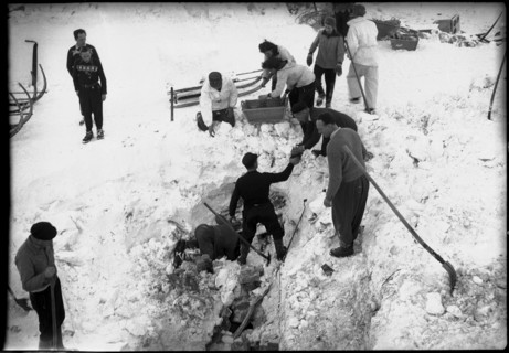Avalanche in Andermatt; search for missed persons; 1951.
