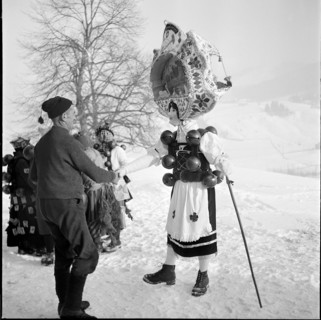 Silvesterchlausen in Urnaesch, 1945.