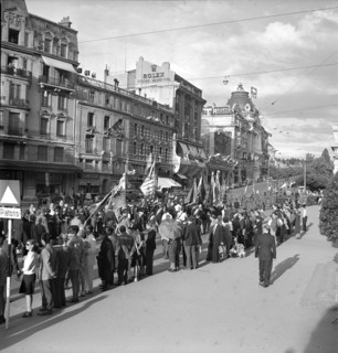 Lausanne; National Holiday celebration; people waiting for the procession; 1946.