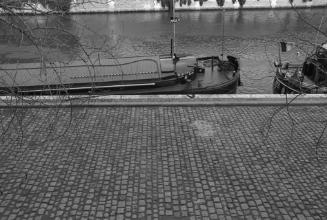 1975, Paris, Seine River. houseboat.