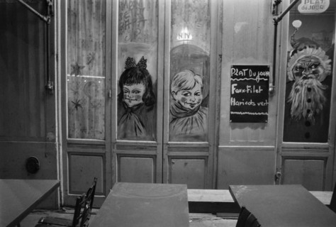 1975, Paris, bolulevard, bistro, bar, cafe. people.