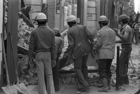 1975, Paris, Rive droite, men at work.