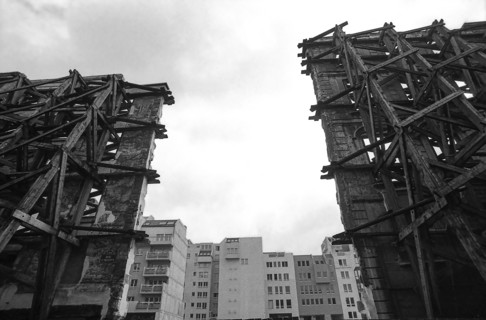 1975, Paris, Rive droite, building under demolition, bulkhead.