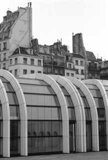 1976, Paris, Rive droite, Les Halles, shopping center.