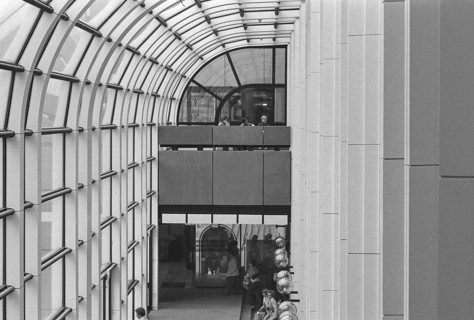 1976, Paris, Rive droite, Les Halles, shopping center.