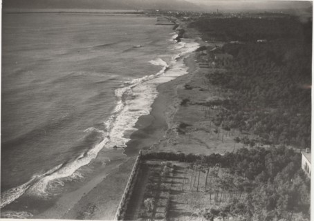 Marina di Massa Coast