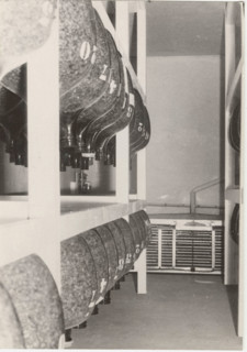 A thermohydro controlled van for the storage of seeds