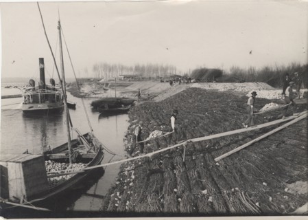 Po River land reclamation works, the building of a river crossing system