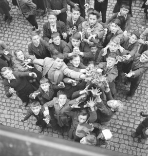 Children catching apples, carnival custom, Schwyz in 1950.