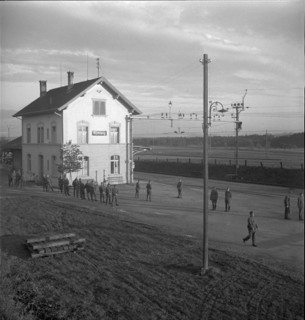 Rumlang railway station; soldiers; 1939.