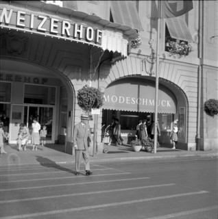 Henri Guisan in front of Hotel Schweizerhof, Lausanne 1959.