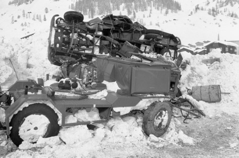 Reckingen: cars damaged by avalanche; 1970.