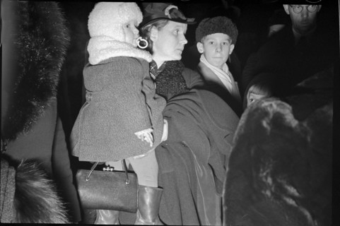 Expatriated Swiss during WW2: arrival at the main station.
