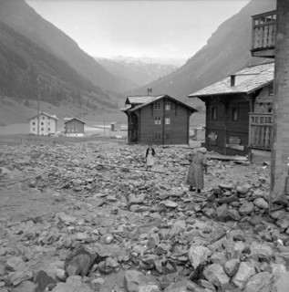 Tasch; women looking at their village devastated by flood; 1957.