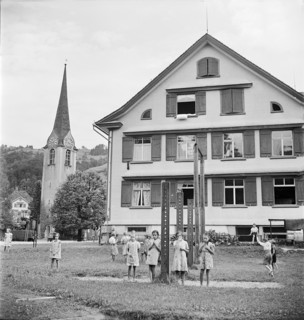 Ebnat-Kappel, children playing during break; 1945.