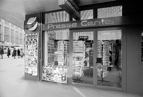Newsstand in Zurich: SI, Sie & Er, Blick, 1971.
