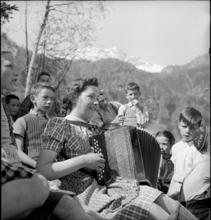 May journey to the alpine pasture of Selva, 1942.