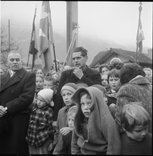 Alpnach, people waiting for Ludwig von Moos, new elected federal councillor; 1959.
