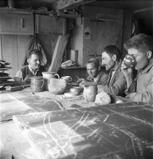 Frutigen, Production of slates; workers have a break; 1946.