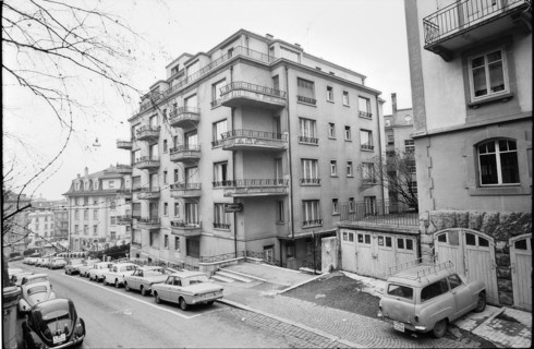 Lausanne: parked cars at Avenue Longeraie; 1966.
