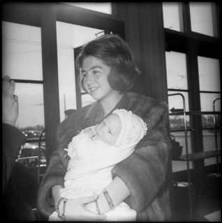 Sofia of Spain with daughter Elena in Geneva, 1964.