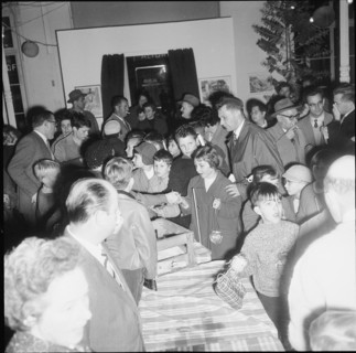 Distribution of the Rabeliechtli to the children, Zurich 1960.