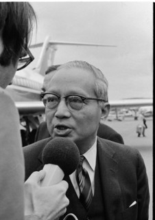 Sithu U Thant in airport Zurich-Kloten 1971: Interview.