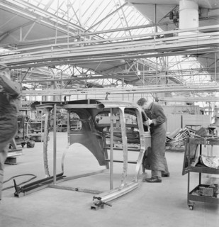 Coachwork; assembly hangar; General Motors 1946.