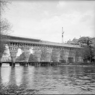 Berne, Monbijou bridge under construction, scaffolding, centring; 1961.