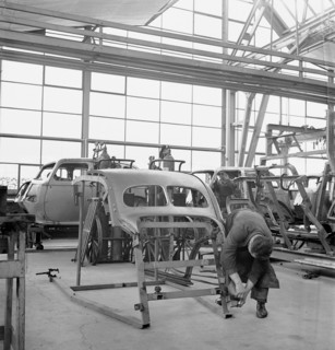 Coachwork; assembly hangar; General Motors 1946.