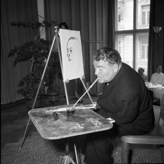 Mitglieder der Vereinigung mund- und fussmalender Kunstler stellen sich und ihre Werke vor.