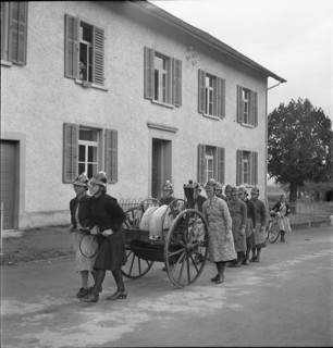 Women of the auxillary fire brigade with hose cart, 1941.