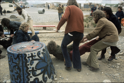 Squatters exercising behaviour in case of police intervention.