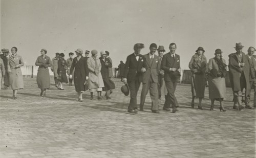 Walk along a seafront. 
	
		1924