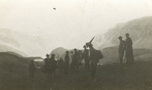 Departure of a team for the climb to Gran Sasso. 
	
		1913