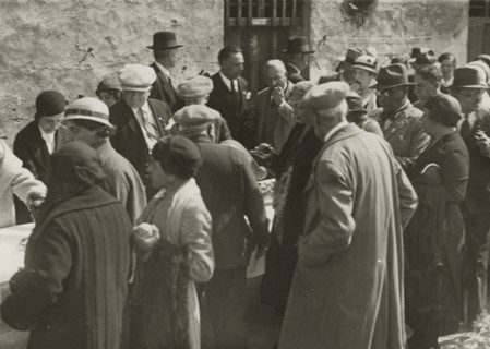 A caravan lunch. 
	
		1924