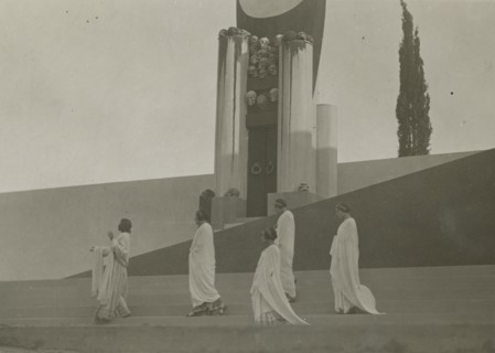 Actresses on stage in Syracuse. 1924