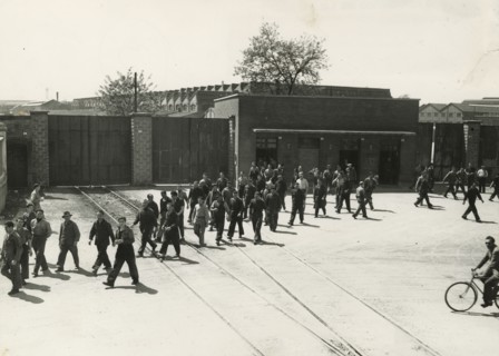 Workers leaving the Breda plant in Sesto San Giovanni. 1963