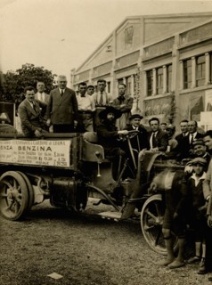 A charcoal-powered truck was presented at the 2nd International Carbon Fuel Congress organized by the TCI in Milan.