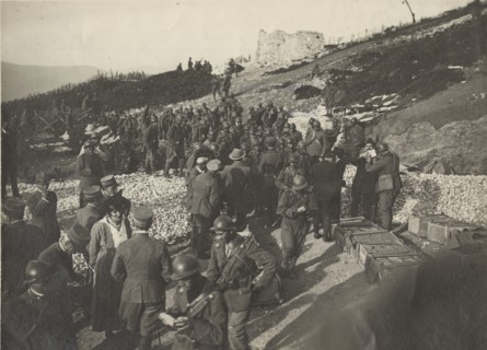 The distribution of gifts collected by the Italian Touring Club to the Col Moschin fighters.
