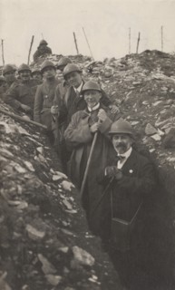 Luigi Vittorio Bertarelli and his collaborators on the occasion of the distribution of the gifts collected by the Italian Touring Club to the Col Moschin fighters.