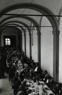 Members' banquet in the cloister of Santa Maria del Monte.