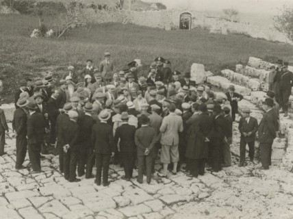 Visit to the Syracuse amphitheater. 
	
		1924