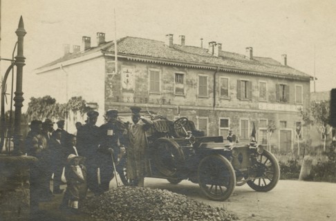 Works in front of a restaurant. 
	
		1910-1920
